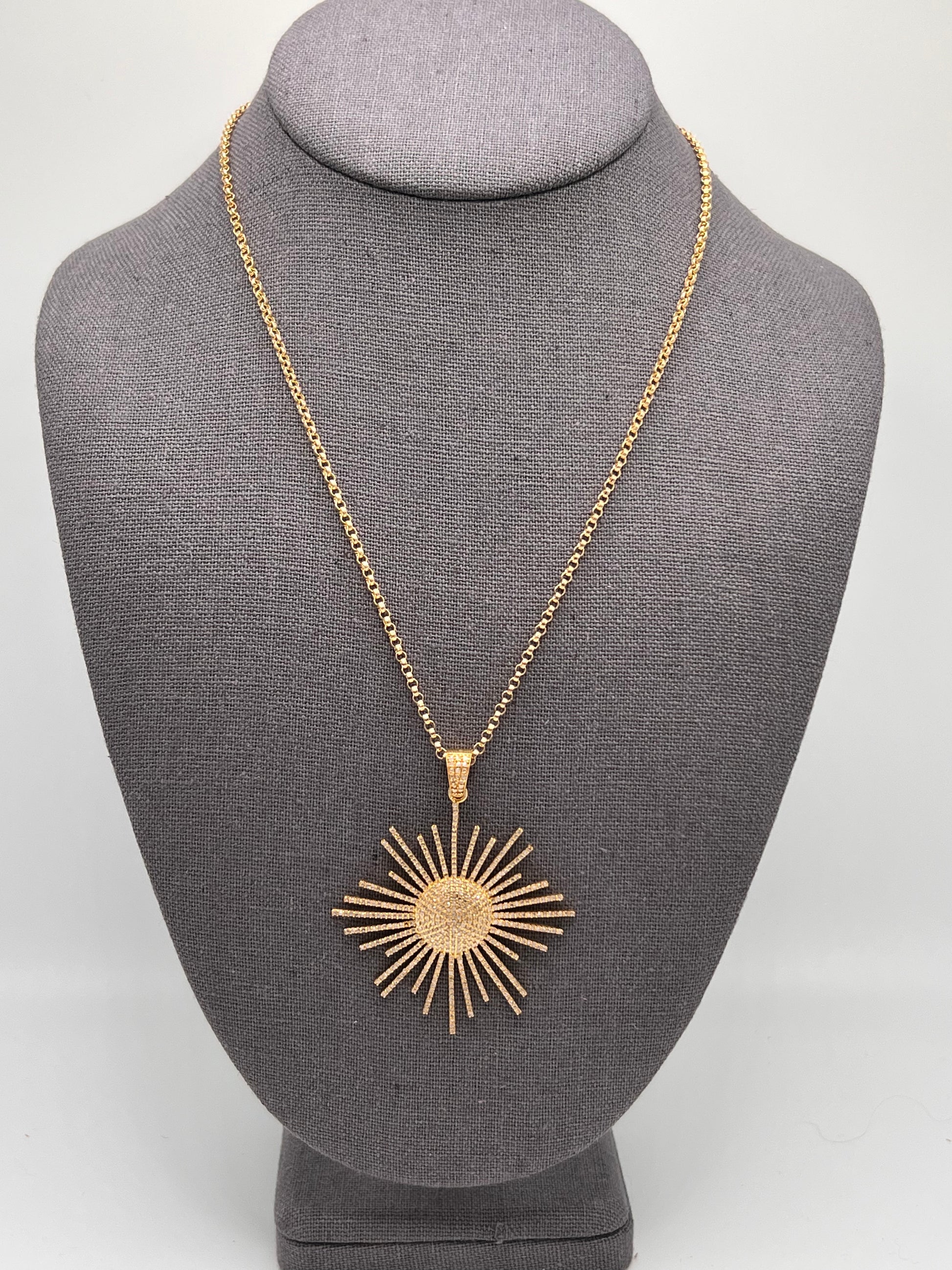 Pavé Diamond Sunburst, Box Chain