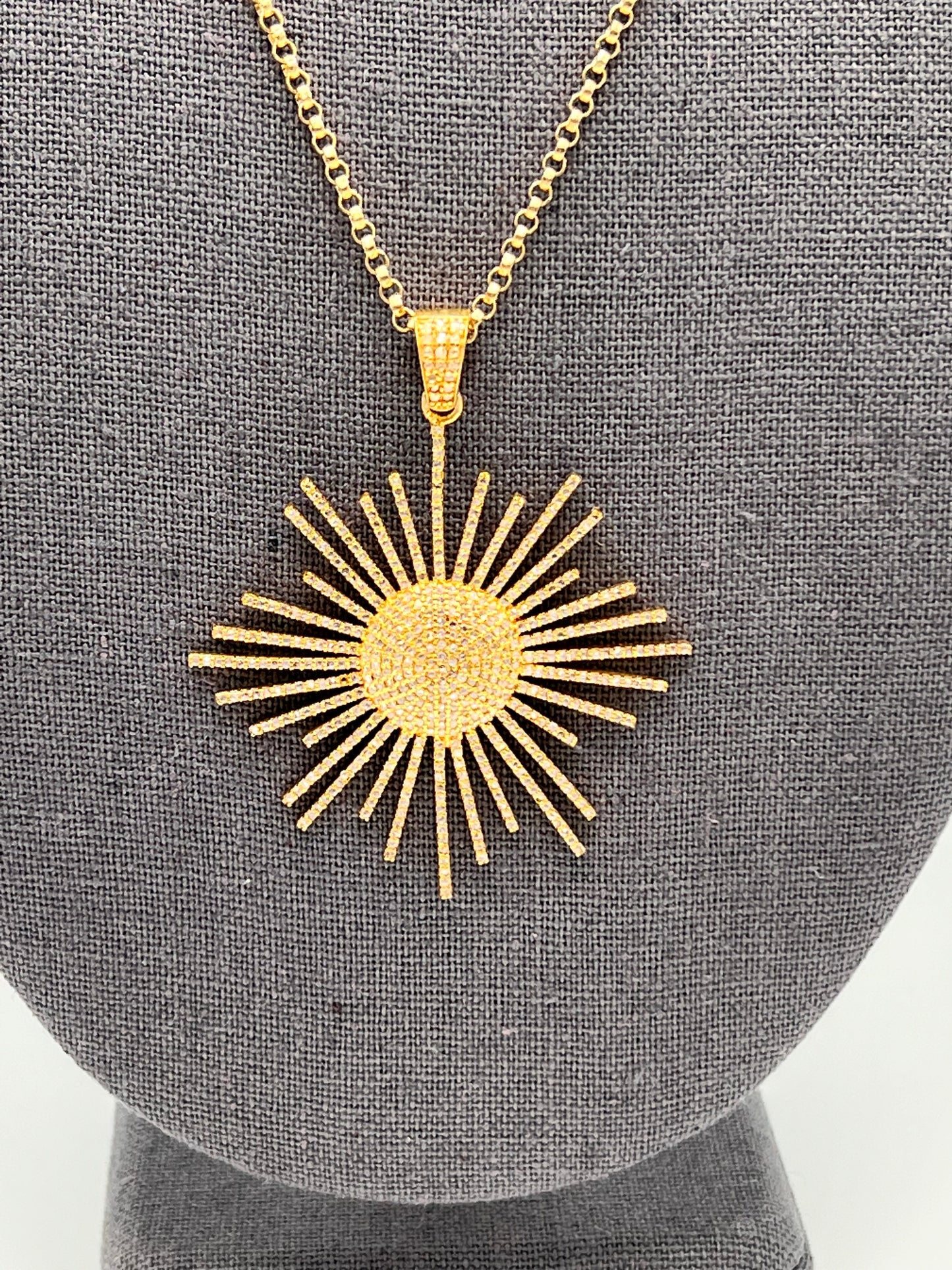 Pavé Diamond Sunburst, Box Chain